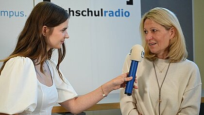 Auf dem Foto sieht man Caroline von cm3 und Rektorin Steinbeck, die interviewt wird