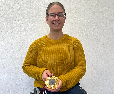 Man sieht Sandra Mikolaschek mit ihrer Goldmedaille