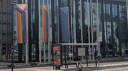 Auf dem Bild sieht man die Pride-Flaage vor dem SSC an der Heinrich-Heine-Universität