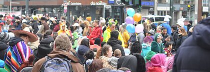 Eine Menschenmasse feiert Karneval in Düsseldorf