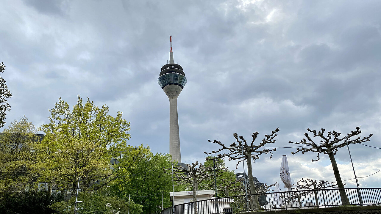 Zu sehen ist die Rheinuferpromenade und der Rheinturm.