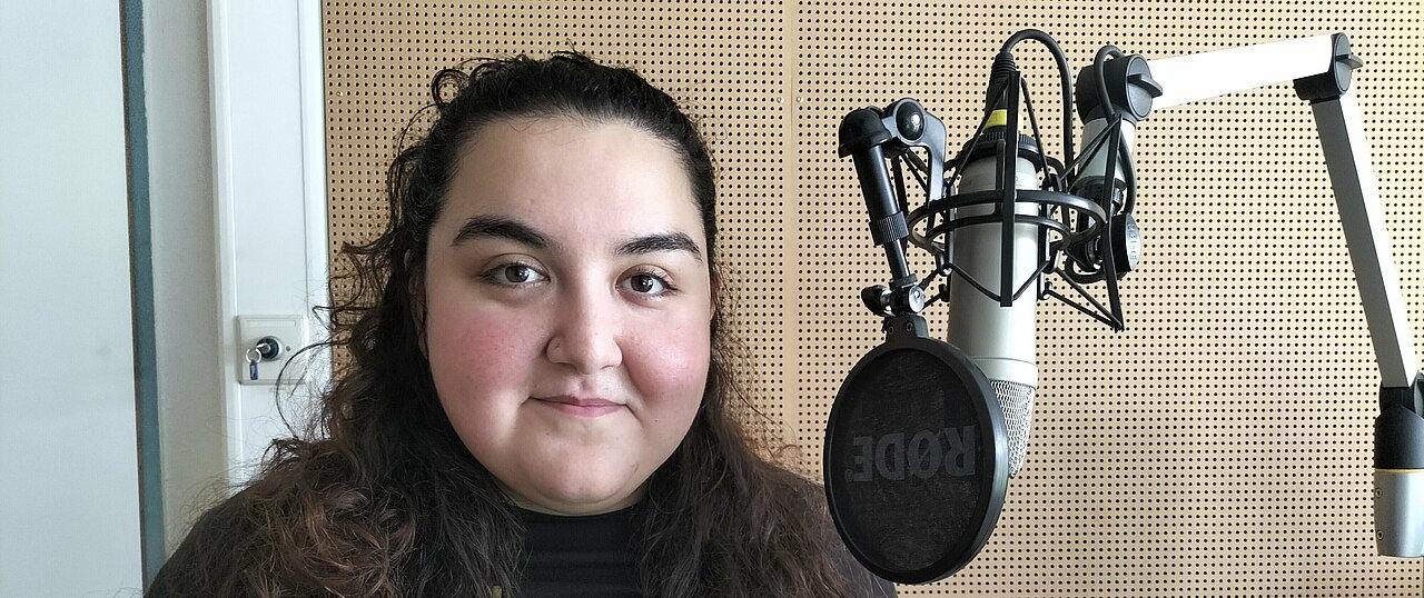 Elif Benli im Studio von hochschulradio düsseldorf