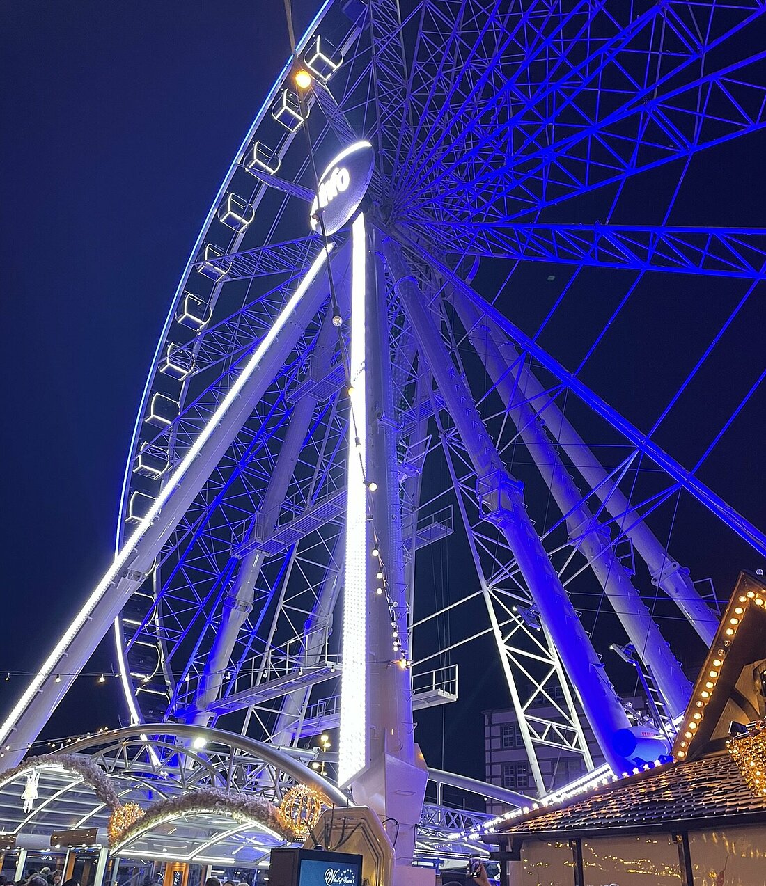 Das beleuchtete Riesenrad abends am Burgplatz (Foto: Marie Förder)