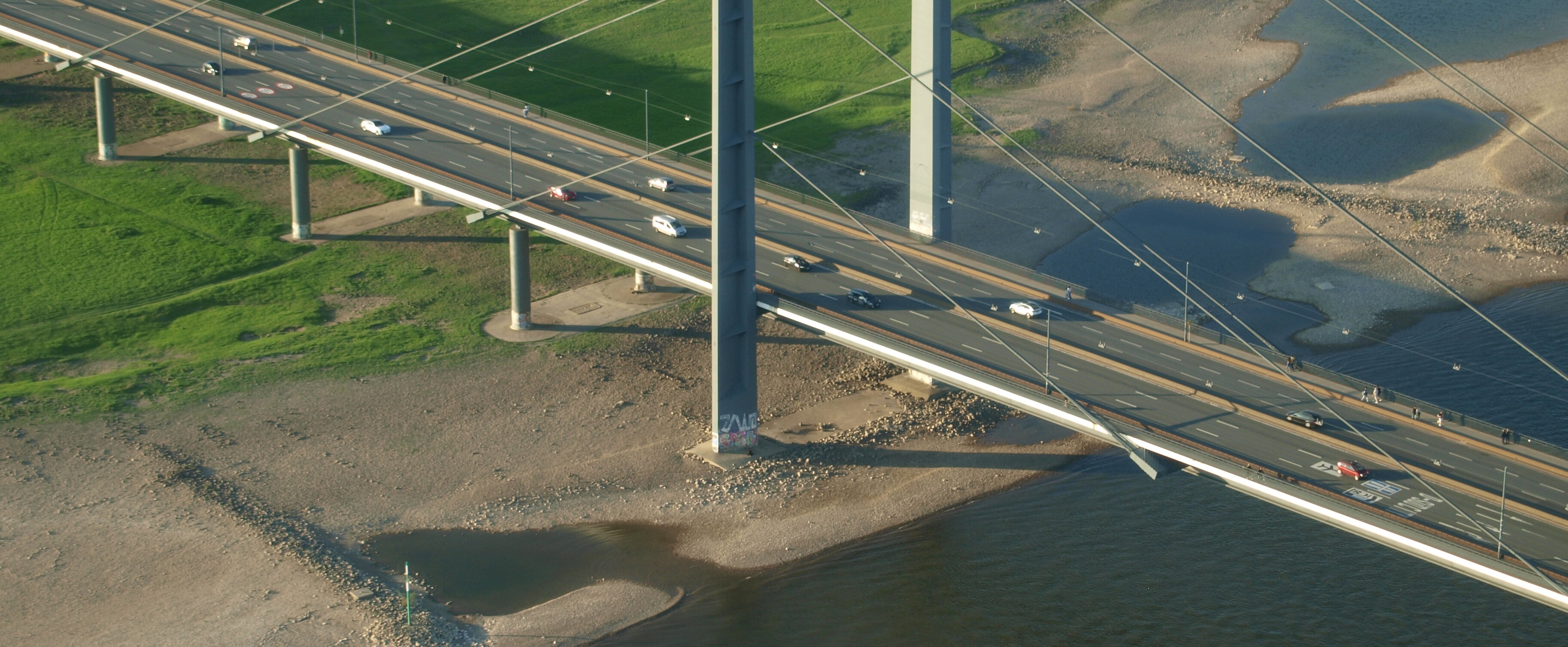 Blick von oben auf die Rheinkniebrücke in Düsseldorf (Foto: Michelle Pieczyk)