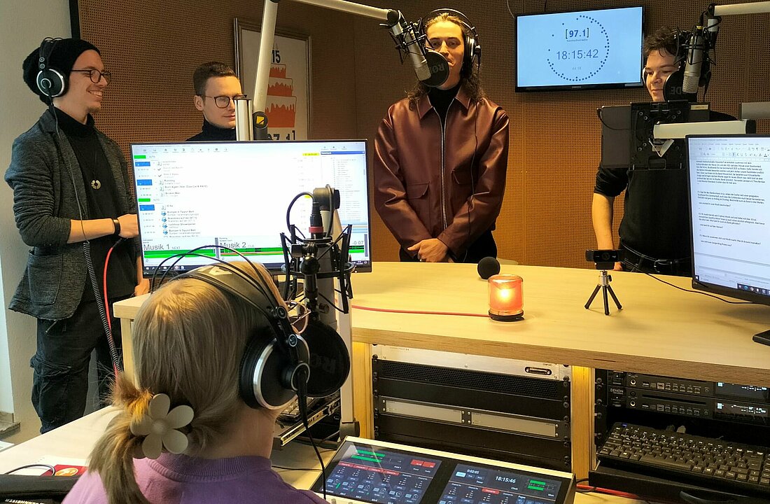 Die Band Monarchist im Studio des Hochschulradio Düsseldorf im Interview mit Moderatorin Hannah Vogel (Foto: Johanna Warszawa)