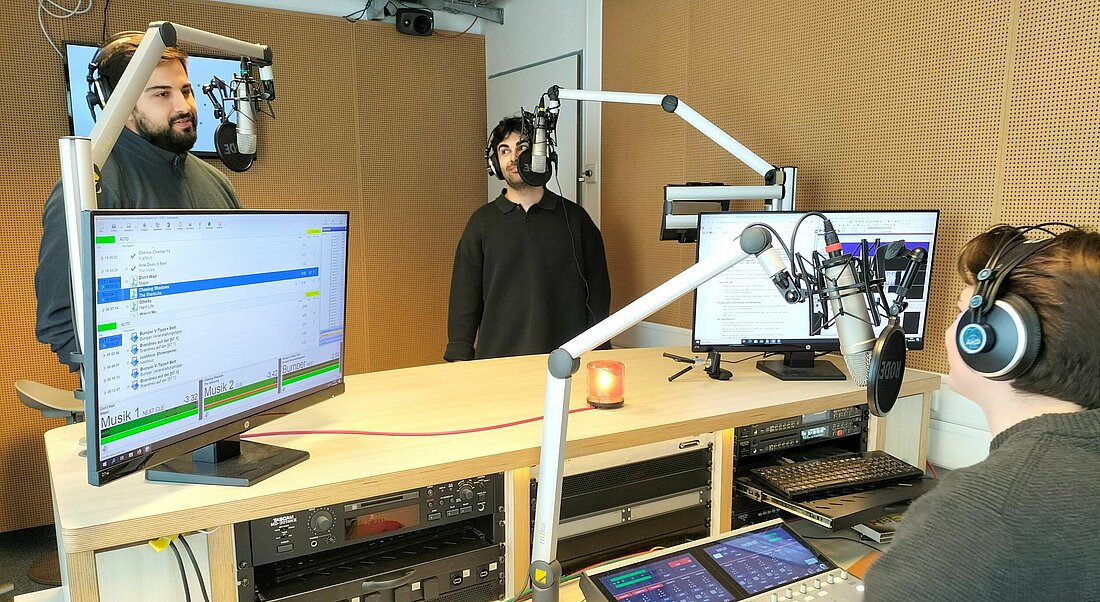 Die Mitglieder der Band Safespace Society im Studio von hochschulradio düsseldorf (Foto: Johanna Warszawa)