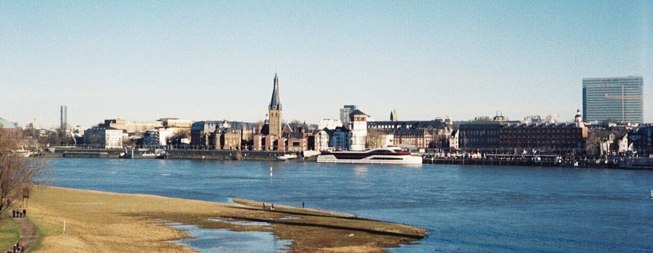 Düsseldorf von der anderen Rheinseite bei gutem Wetter (Foto: Michelle Pieczyk)