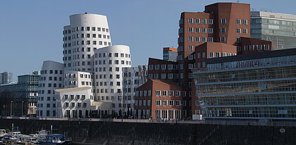 Der Medienhafen (Foto: Michelle Pieczyk) Auf dem Foto ist der Medienhafen in Düsseldorf zu sehen. Unten sieht man den Hafen und im Hintergrund die Gebäude am Medienhafen in Düsseldorf ( Foto: Michelle Pieczyk)