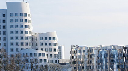 Auf dem Foto sieht man die Gehry-Bauten am Medienhafen in Düsseldorf (Foto: Maylea Selisch)