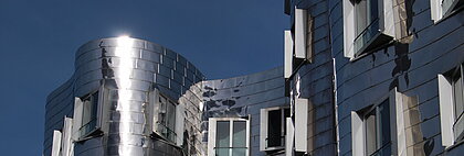 Auf dem Bild sieht man den Medienhafen von Düsseldorf bei gutem Wetter und blauem Himmel (Foto: Michelle Pieczyk)