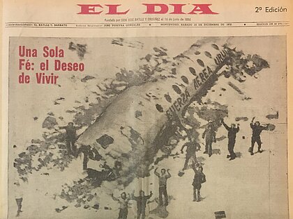 Auf dem Bild sieht man die Überlebenden neben dem Rumpf, die zu den Rettungshubschraubern winken.