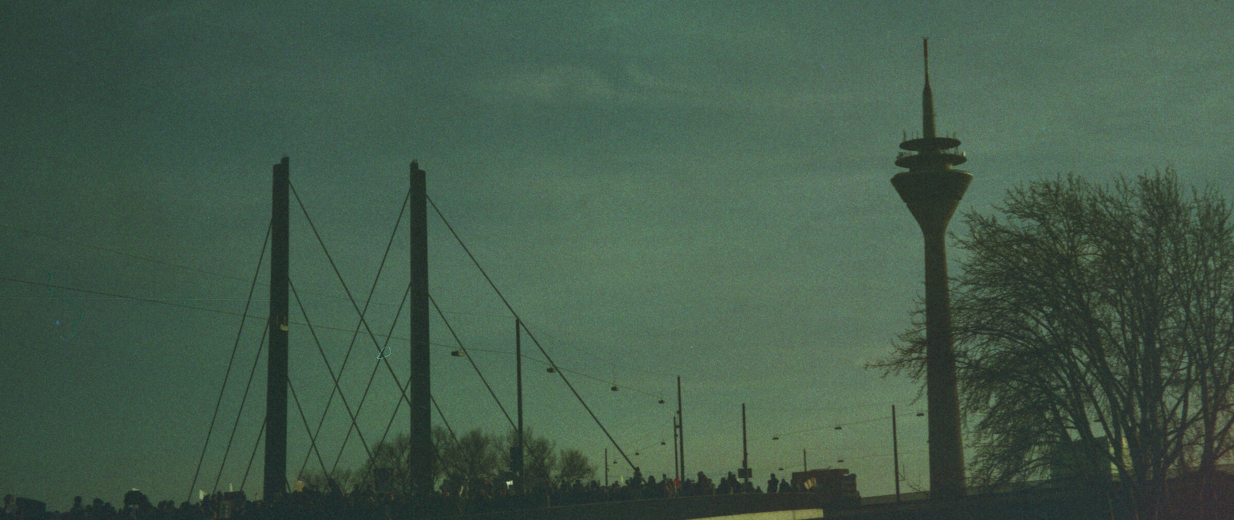 Düsseldorf auf Film: Blick auf den Rheinturm (Foto: Michelle Pieczyk)