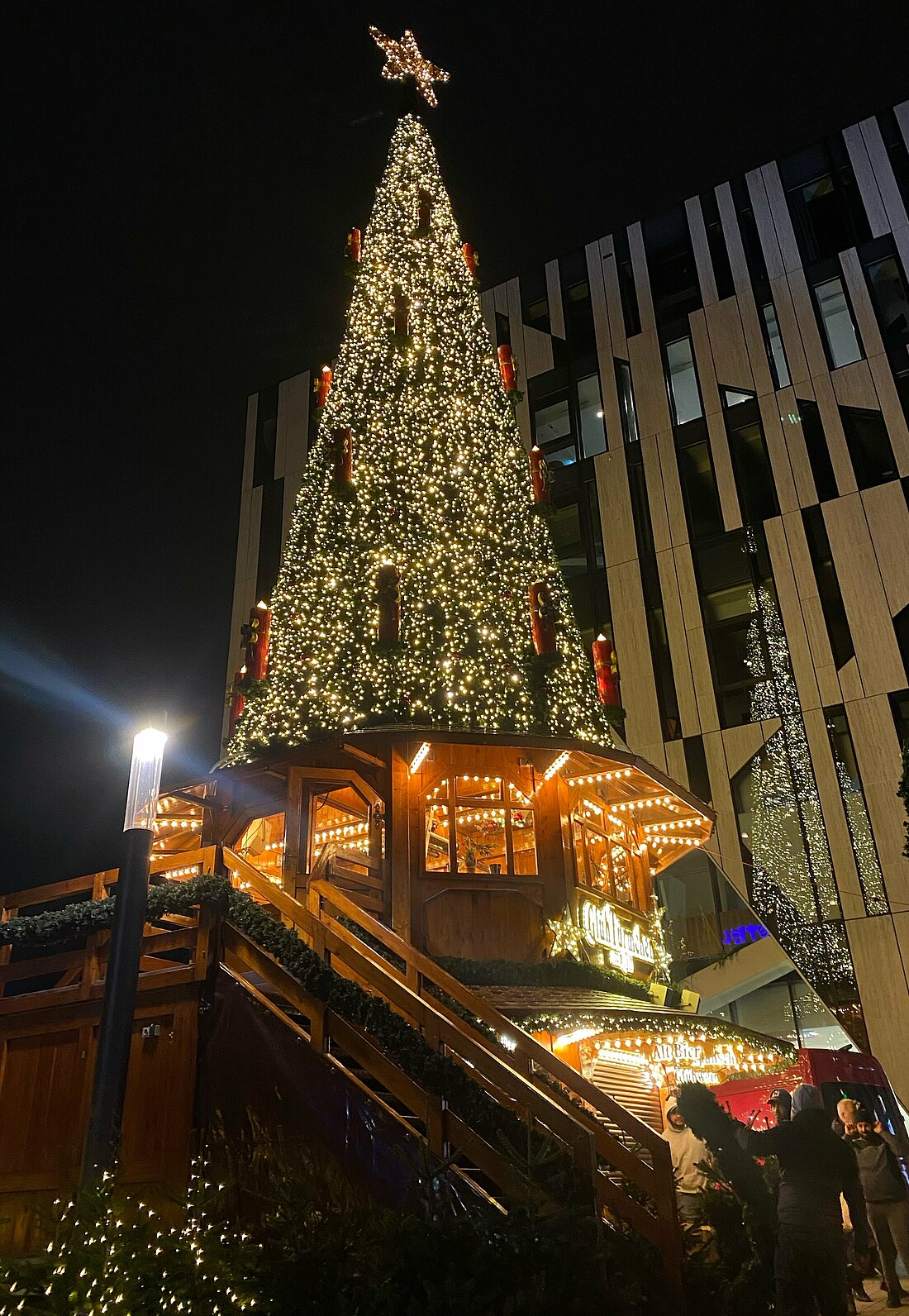 Das Glühweintürmchen auf dem Weihnachtsmarkt (Foto: Aimee Winter)