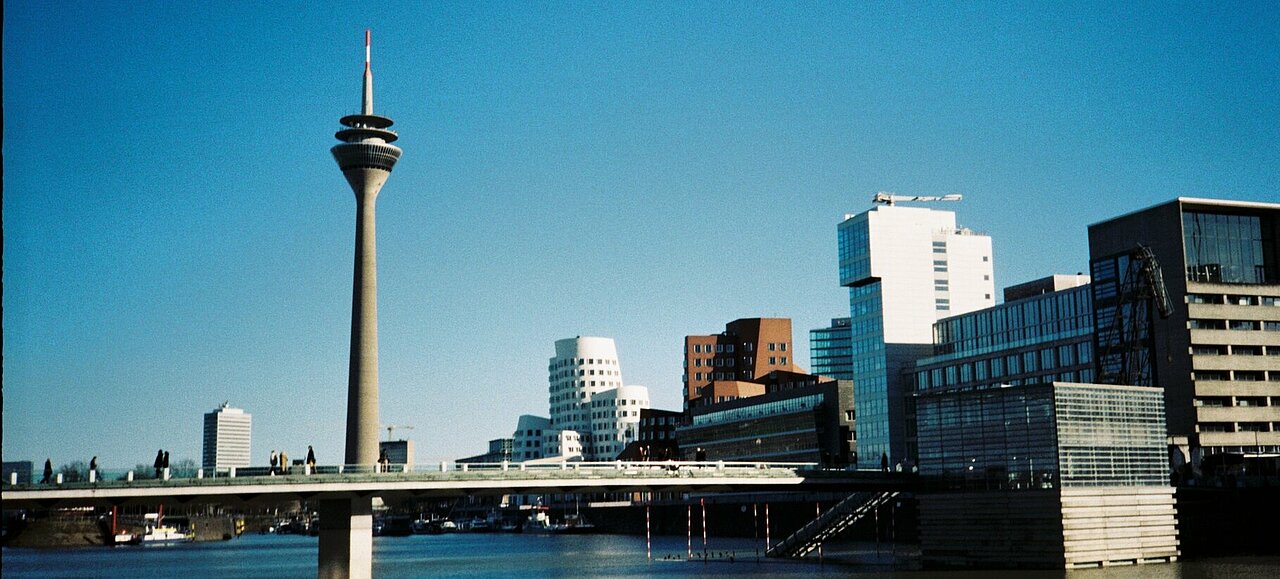 Der Rhein und der Rheinturm in Düsseldorf. (Foto: Michelle Pieczyk) Auf dem Bild ist der Rhein und der Rheinturm zu sehen.