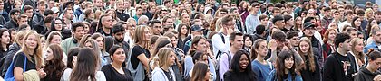 Viele Studierende vor der Bühne bei der HSD