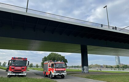 Man sieht Übungen des Katastrophenschutzes und der Feuerwehr am Rhein in Düsseldorf.