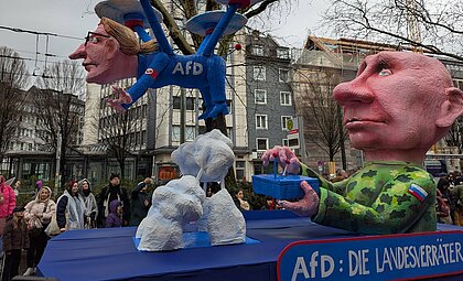 Karnevalswagen von Jacques Tilly über Putin und die AFD, mit der AFD als Drohen Putins