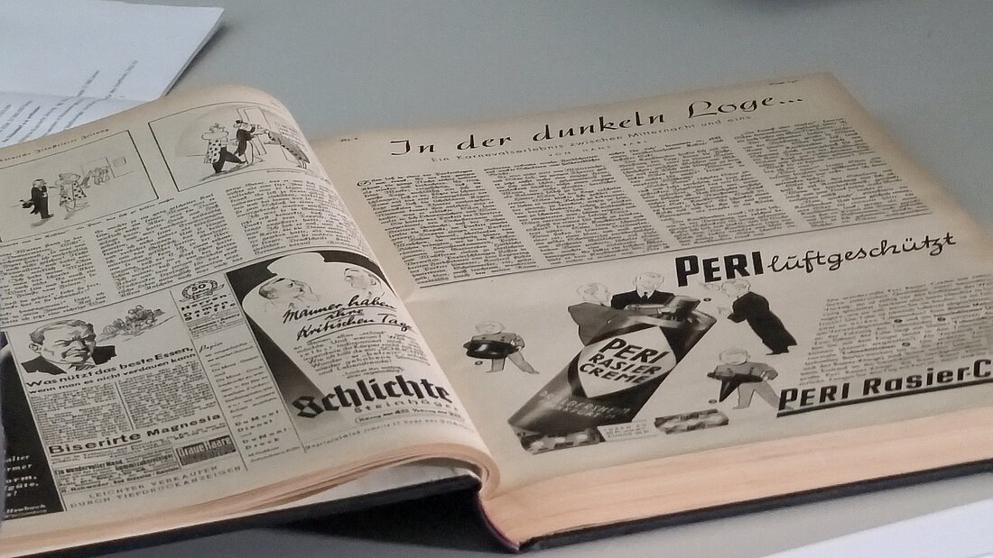 Man sieht einen Zeitungsausschnitt der "Kölnisch Illustrierte Zeitung". Eine große Überschrift lautet "In der dunklen Loge...".