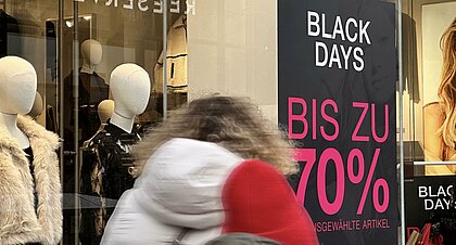 Auf dem Bild sieht man ein Plakat mit einer Rabattaktion in der Innenstadt (Foto: Lieselotte Hahn)