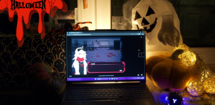 Ein Gaming Setup mit Halloween Deko drumherum.