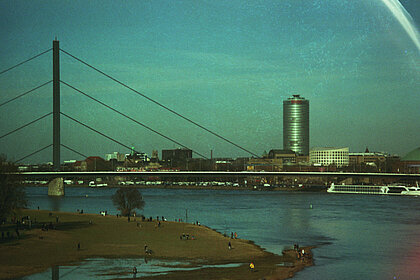 Auf dem Bild ist die andere Rheinseite von Düsseldorf zu sehen.