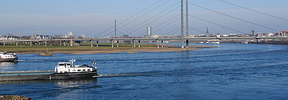 Zu sehen ist der Rhein, mit der Brücke und Düsseldorfs Promenade im Hintergrund