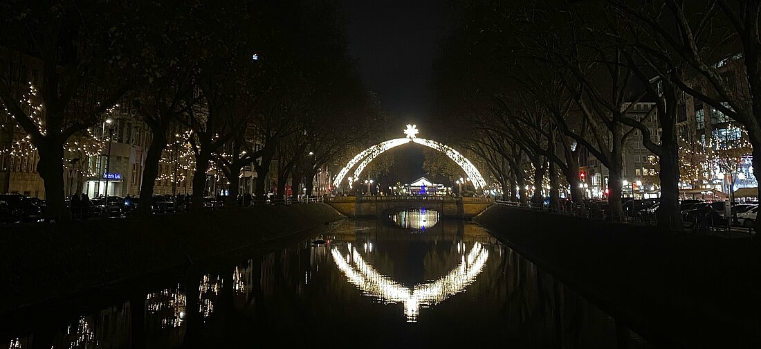 Der Weihnachtsmarkt auf der Kö am Abend aus der Ferne (Foto: Aimee Winter)