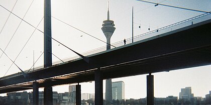 Es ist die Rheinkniebrücke zusammen mit dem Fernsehturm zu sehen