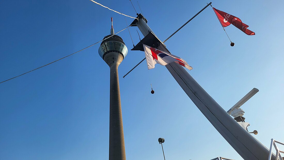 Auf dem Bild sieht man den Rheinturm vom Sonnendeck des Schiffs.