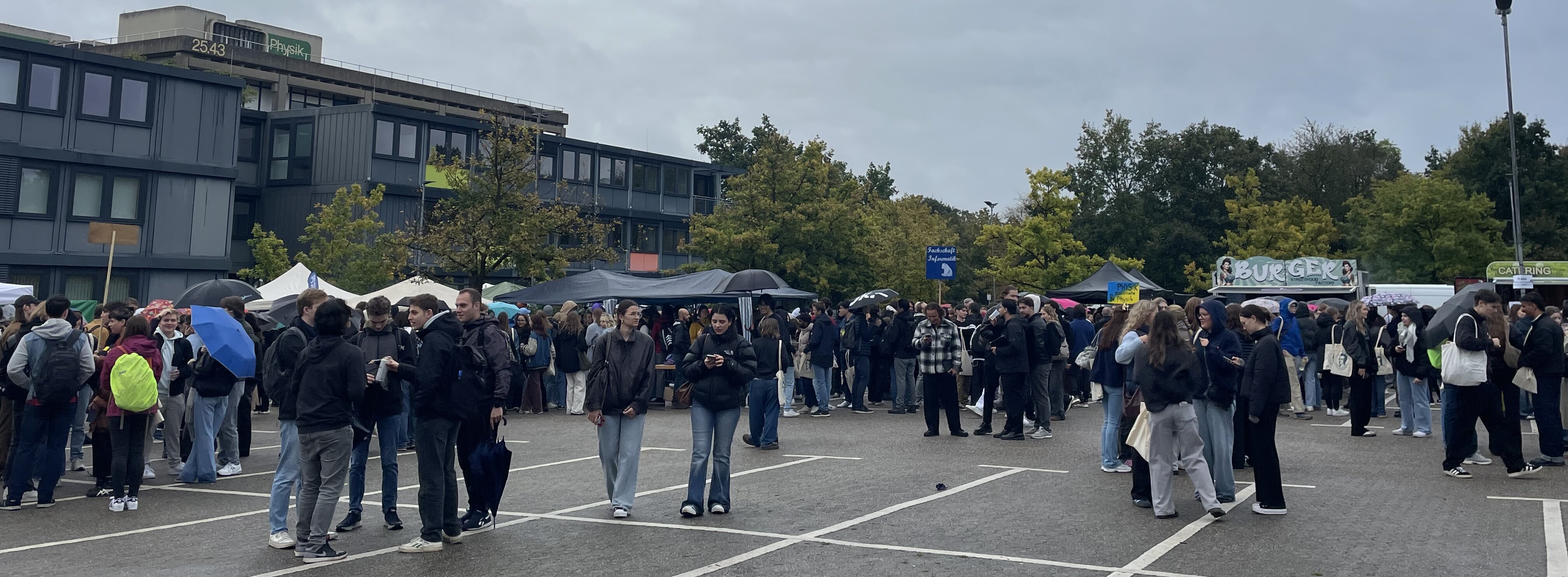 Die Erstis auf dem P2-Parkplatz