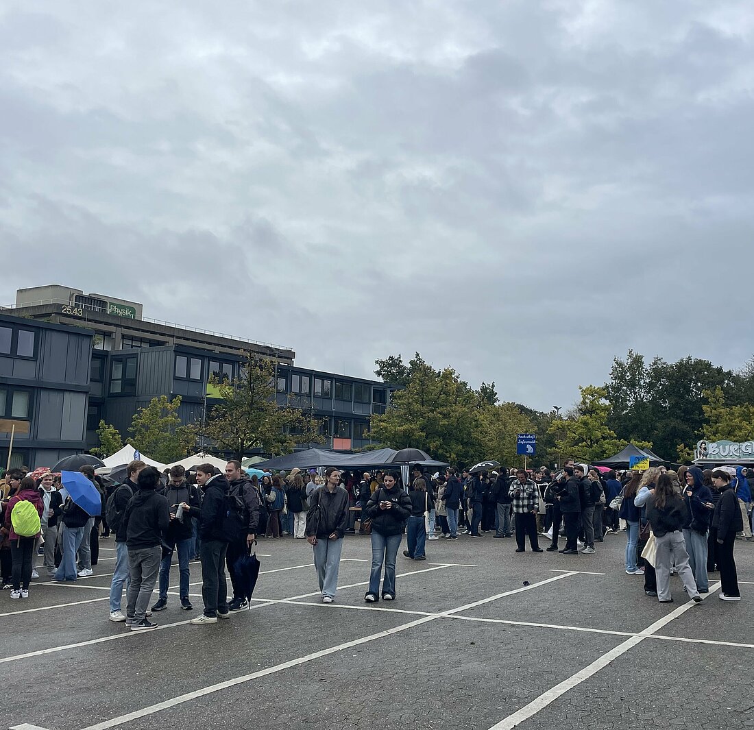 Erstis auf dem P2-Parkplatz.