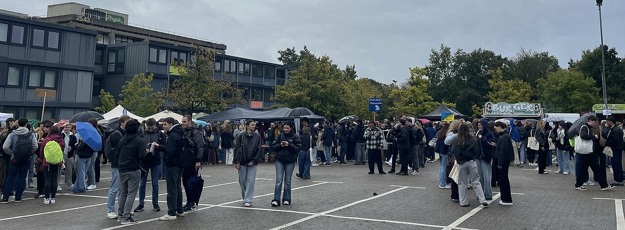 Die Erstis auf dem P2-Parkplatz