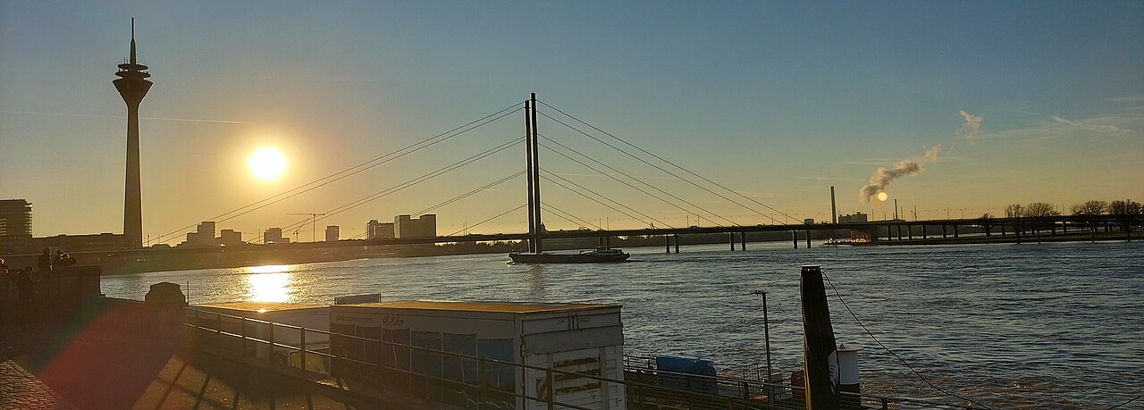 Die Rheinkniebrücke bei Sonnenuntergang