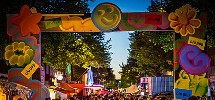 Auf dem Bild sieht man den Eingang bzw.die Tore zum c/o pop Festivals