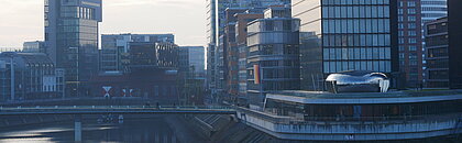 Das Foto zeigt die modernen Gebäude des Medienhafens aus der Sicht der Brücke