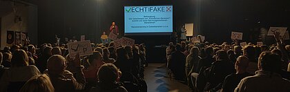 Zu sehen ist der Veranstalter Tobia Löffler während dem Test-Vortrag