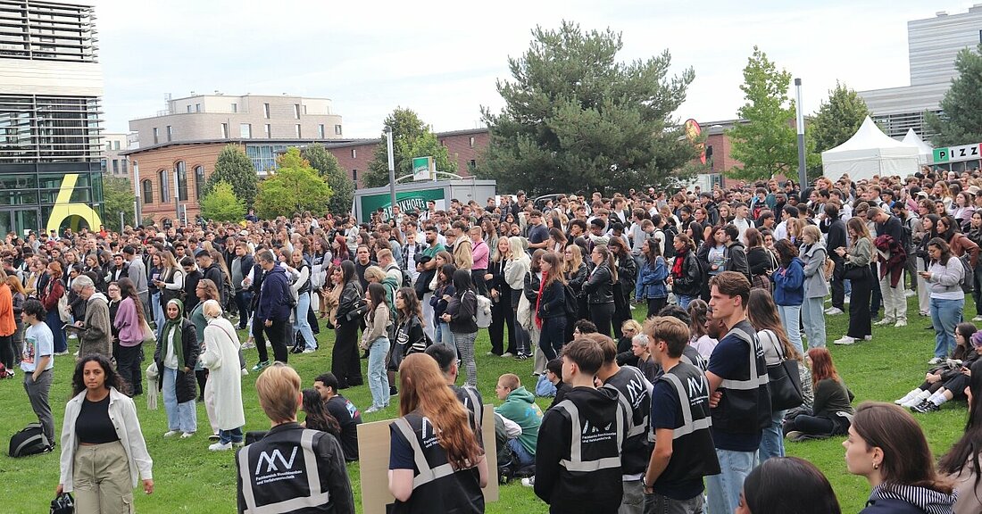 Studierende auf dem Campus der HSD.