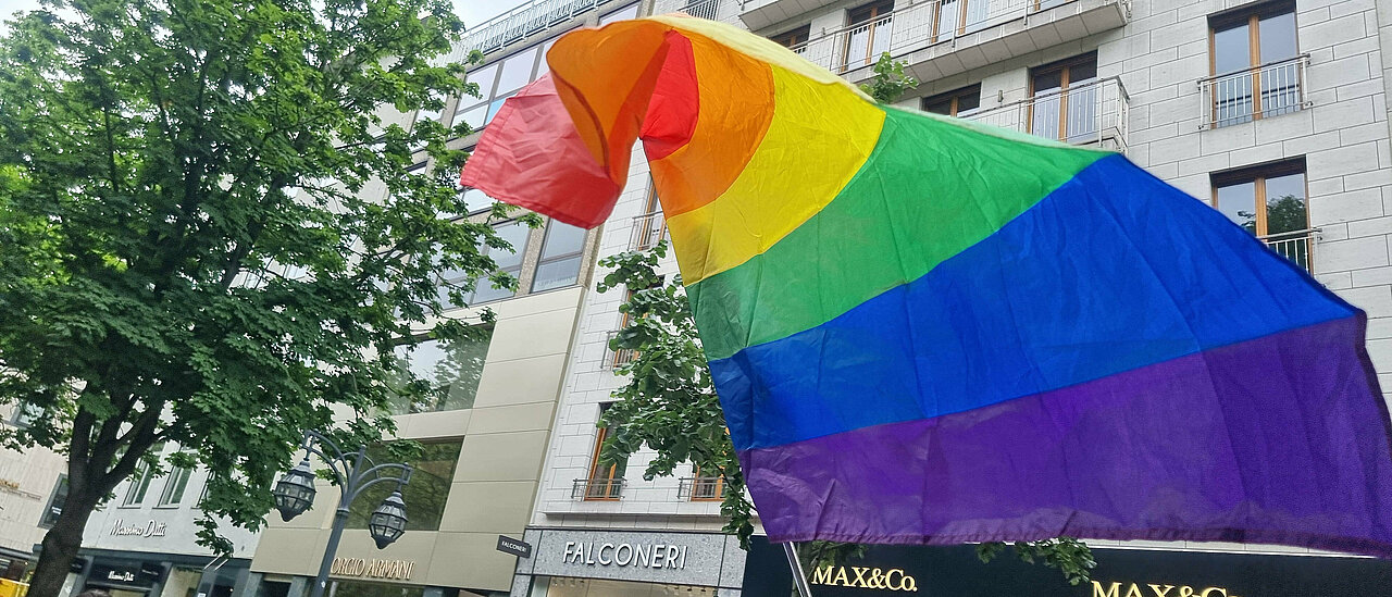 Zu sehen ist eine Regenbogen-Flagge auf der CSD Demo 2024.