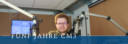 Auf dem Foto sieht man Tim Neumann und Charlotte Eickenberg im Studio von hochschulradio düsseldorf