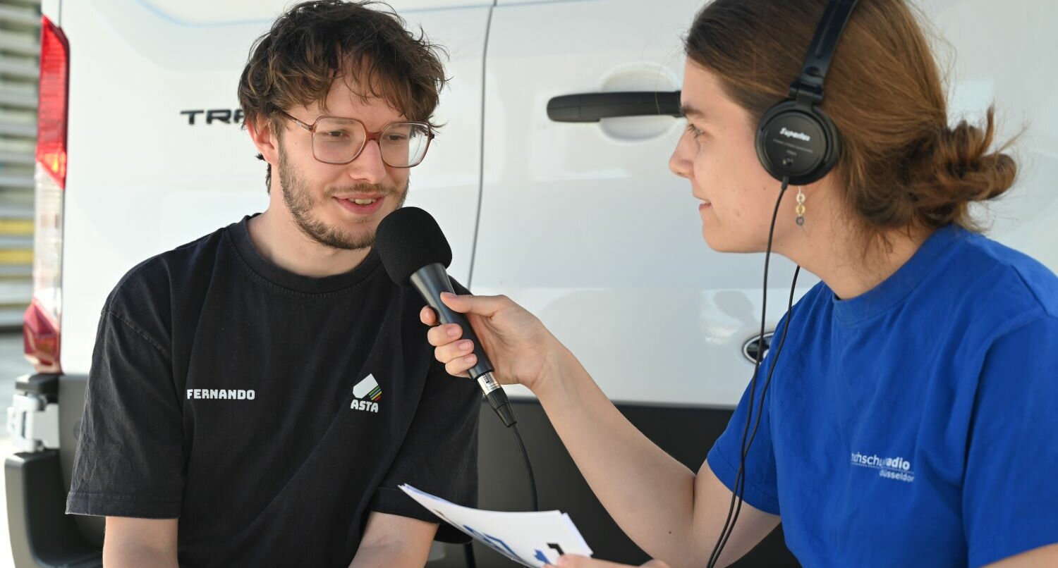 Auf dem Bild sieht man Fernando Koziel-Azevedo im Interview mit hochschulradio düsseldorf (Foto: Andreas Meske)
