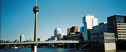 Blick auf den Medienhafen in Düsseldorf bei Sonnenschein (Foto: Michelle Pieczyk)