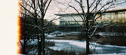 Bild vom Oeconomicum hinter schneebelegten Bäumen