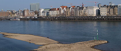 Düsseldorf_Rheinufer_ Pieczyk_Michelle Auf dem Bild sieht man das Rheinufer in Düsseldorf bei gutem Wetter (Foto: Michelle Pieczyk)