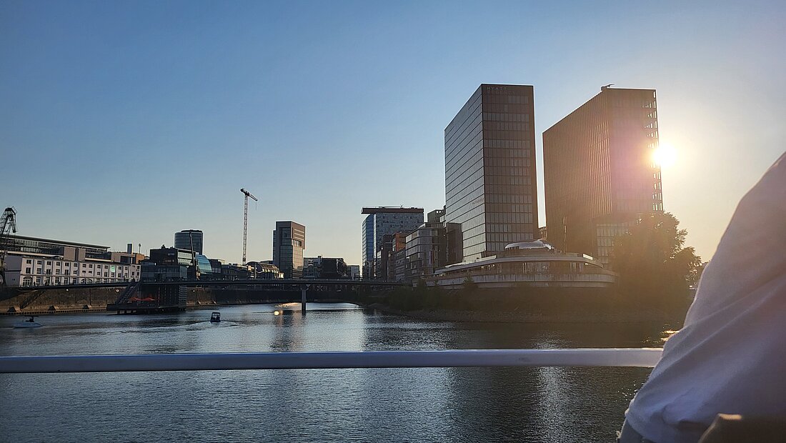 Auf dem Bild sieht man den  Düsseldorfer Medienhafen mit seinen Hochhäusern am Rhein.