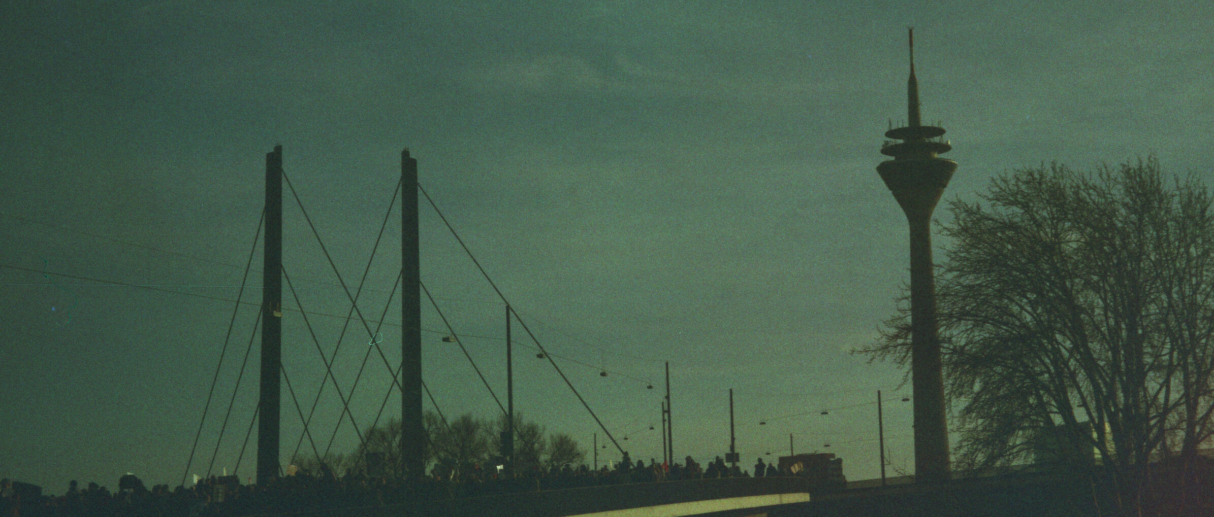 Auf dem Bild ist die andere Rheinseite abgebildet.