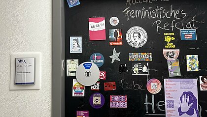Auf dem Bild sieht man die Tür zum Raum des feministischen Referats.