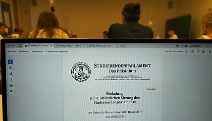 Es sind die Mitglieder des Studierendenparlaments zu sehen 