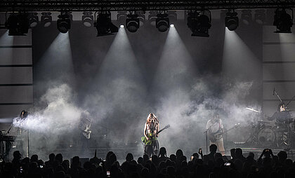 Auf dem Foto sieht man die Band "Wet Leg" auf der Bühne, mit vielen Lichtern und jubelnden Fans davor (Foto:Reiner Pfisterer)