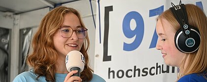 Auf dem Foto sieht man Gefion Welters, die von hochschulradio düsseldorf interviewt wird