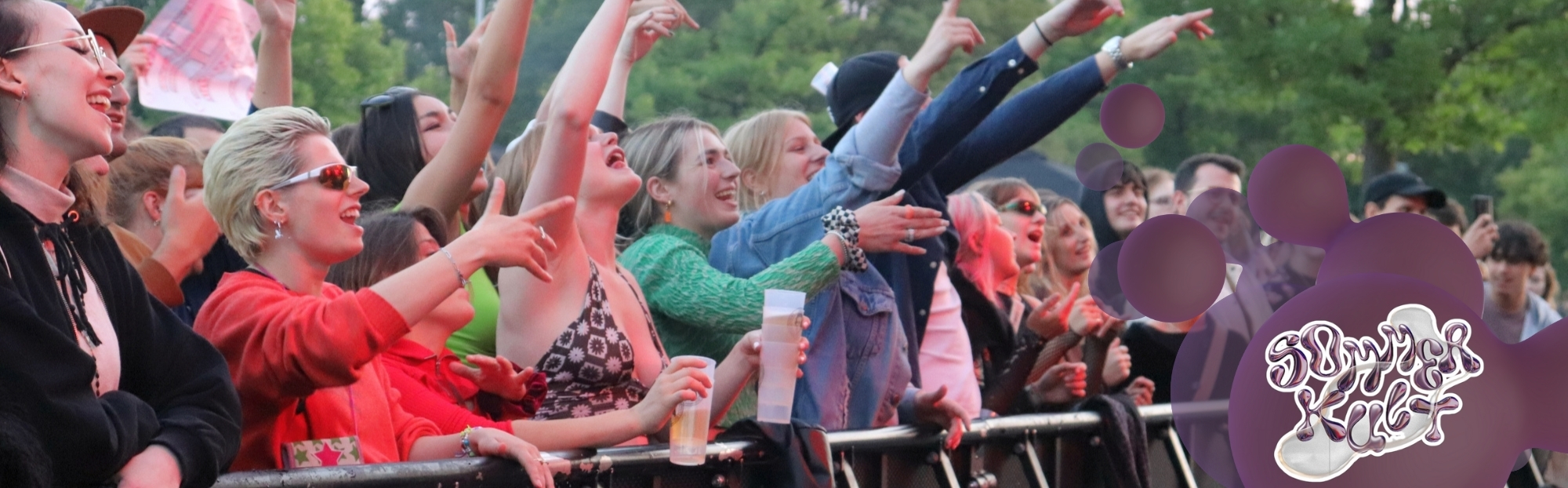 Auf dem Bild sieht man feiernde Menschen auf dem P2 Parkplatz beim Sommerkult (Foto: Lena Berghaus)
